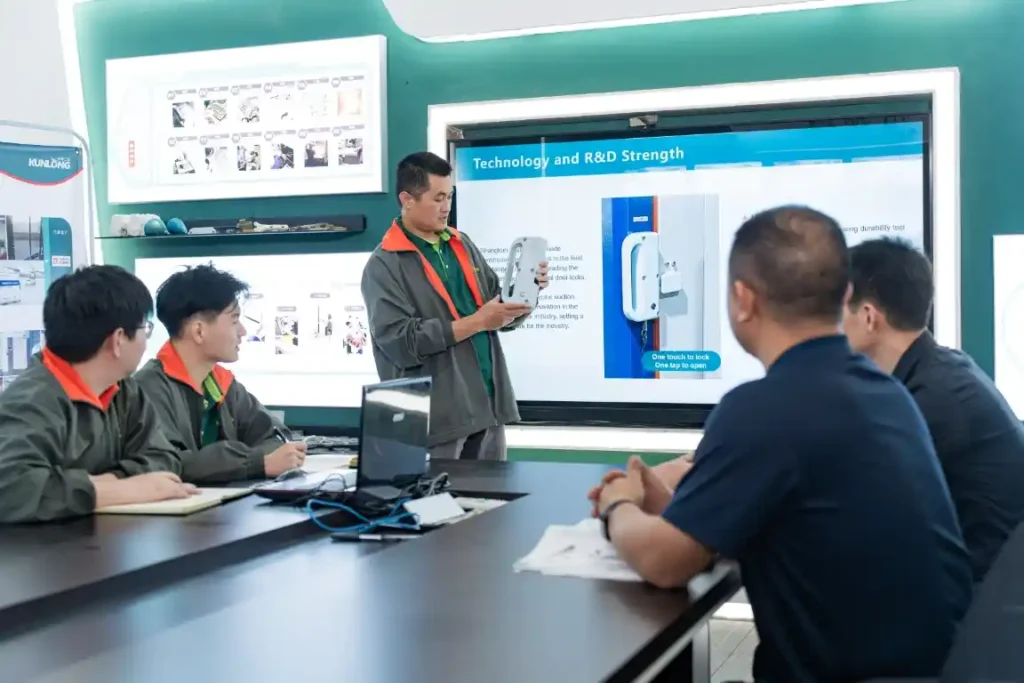 Kunlong displayed the latest hardware products at the meeting